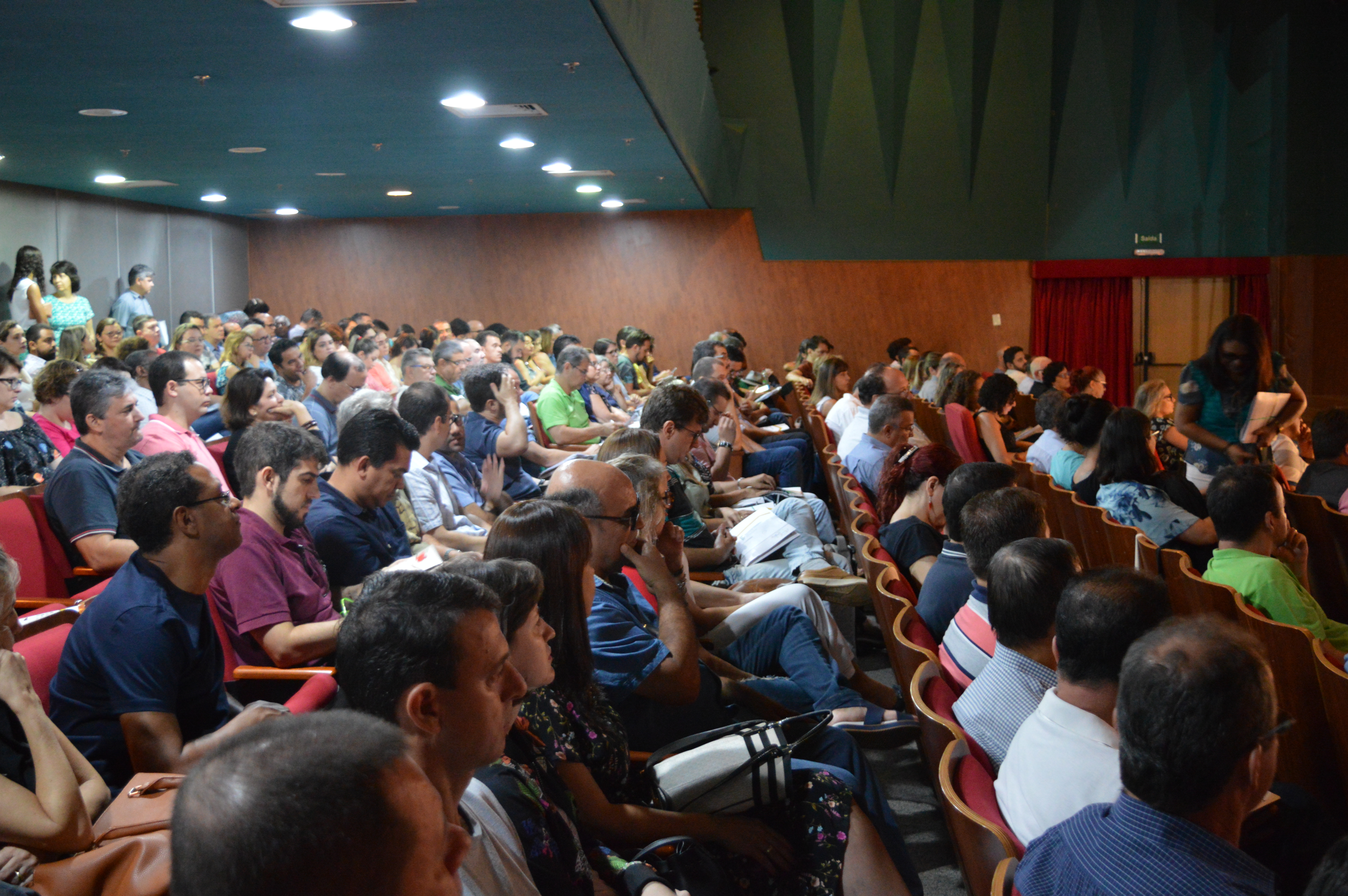 Servidores lotaram o Teatro do Câmpus Goiânia durante o primeiro dia de programação da Semana Pedagógica